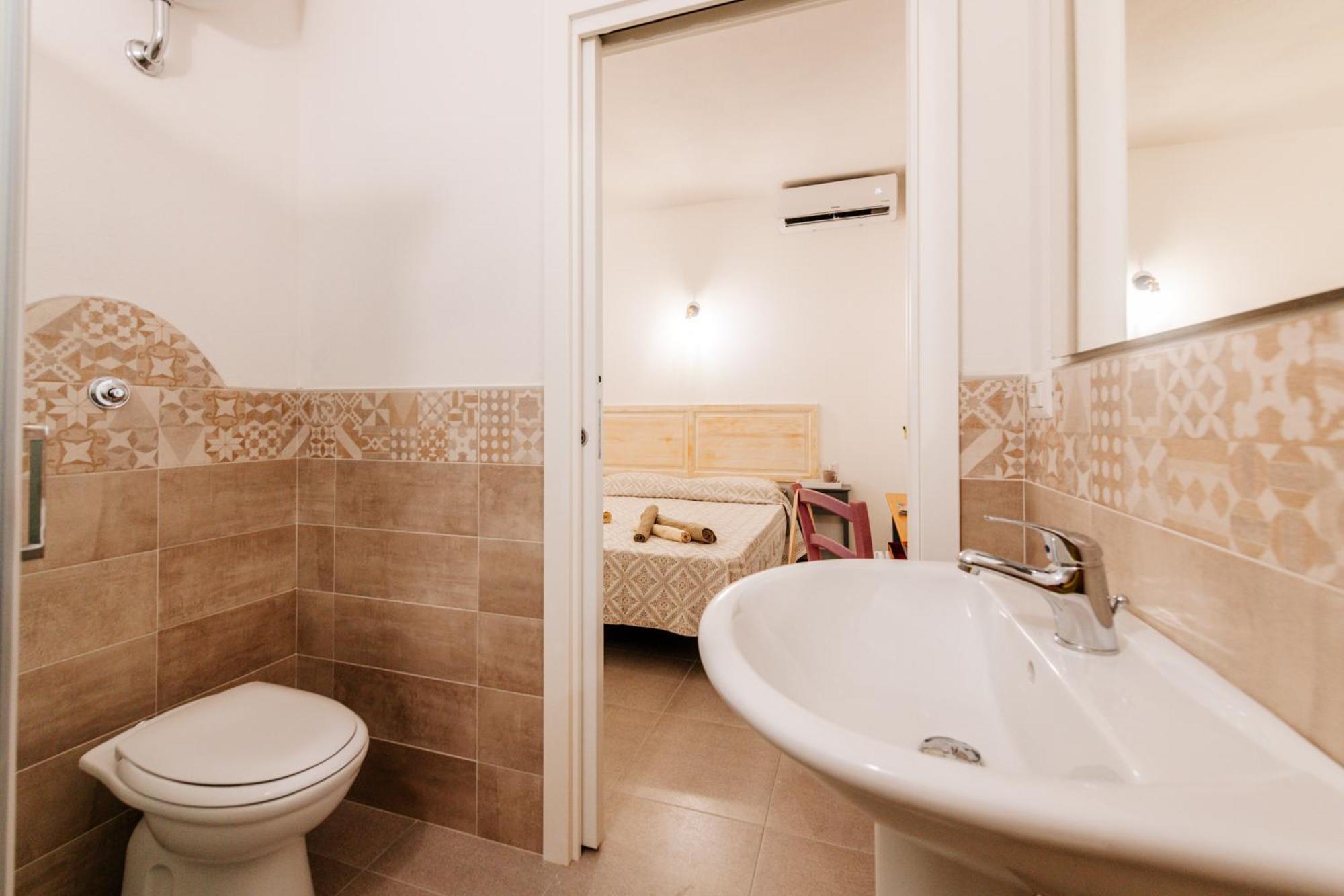 Domo Mediterranea Affittacamere-Guest House SantʼAntìoco Екстериор снимка